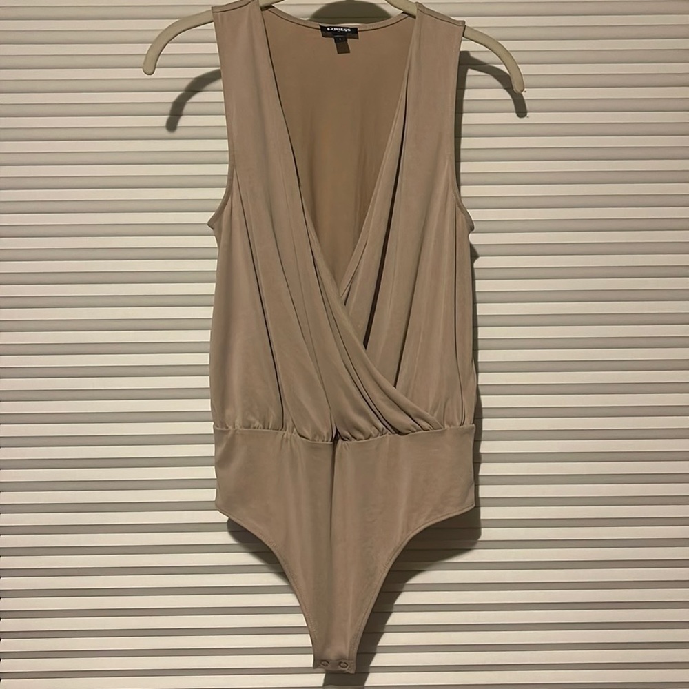 Express SM semi low cut bodysuit in light beige.